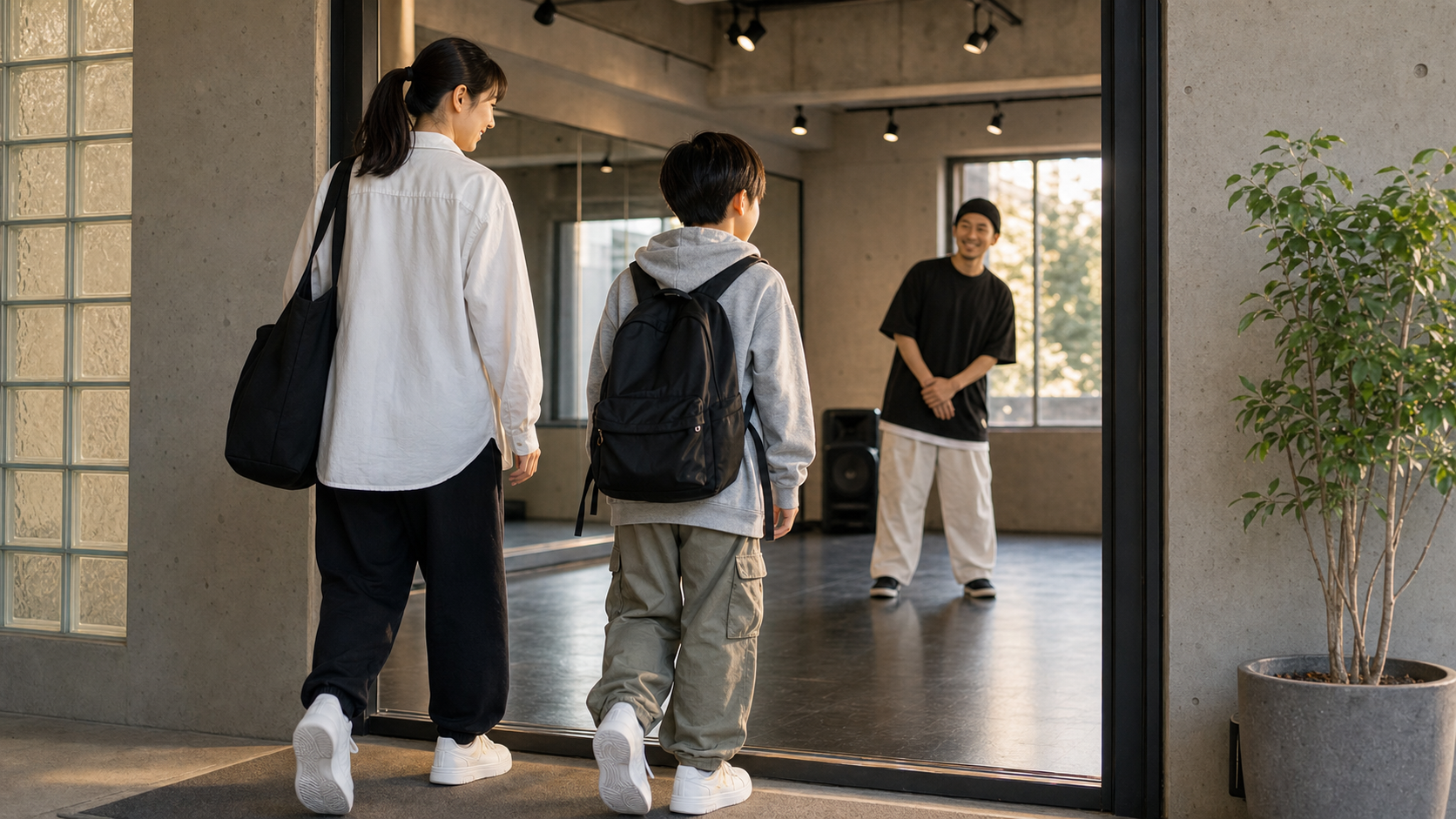 ヒップホップスタジオへ向かう親子の後ろ姿