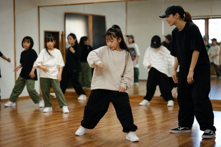 力を抜いて音を身体に通す子どもダンサー
