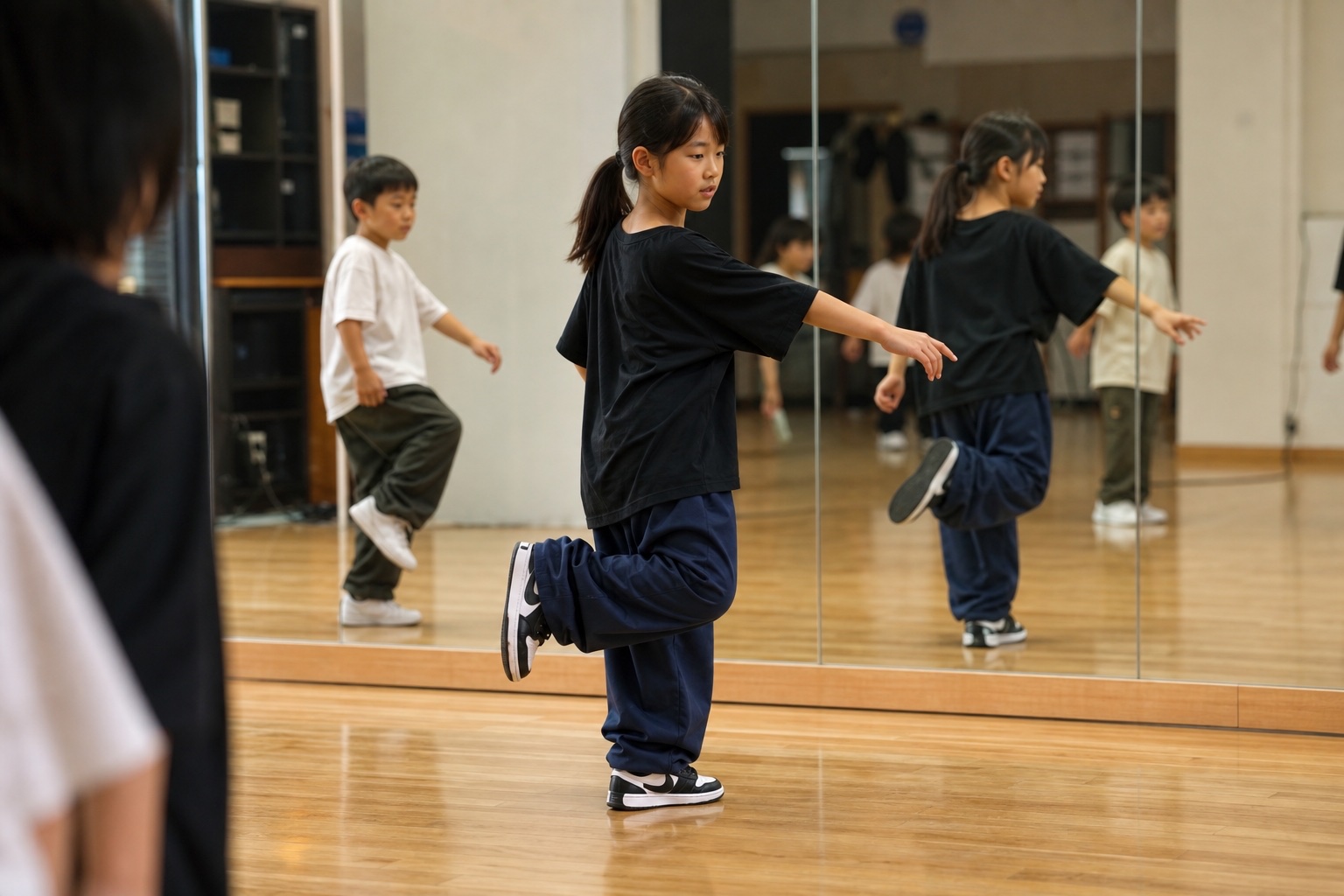 ゆっくり身体を動かして軸を確認する子どもダンサー