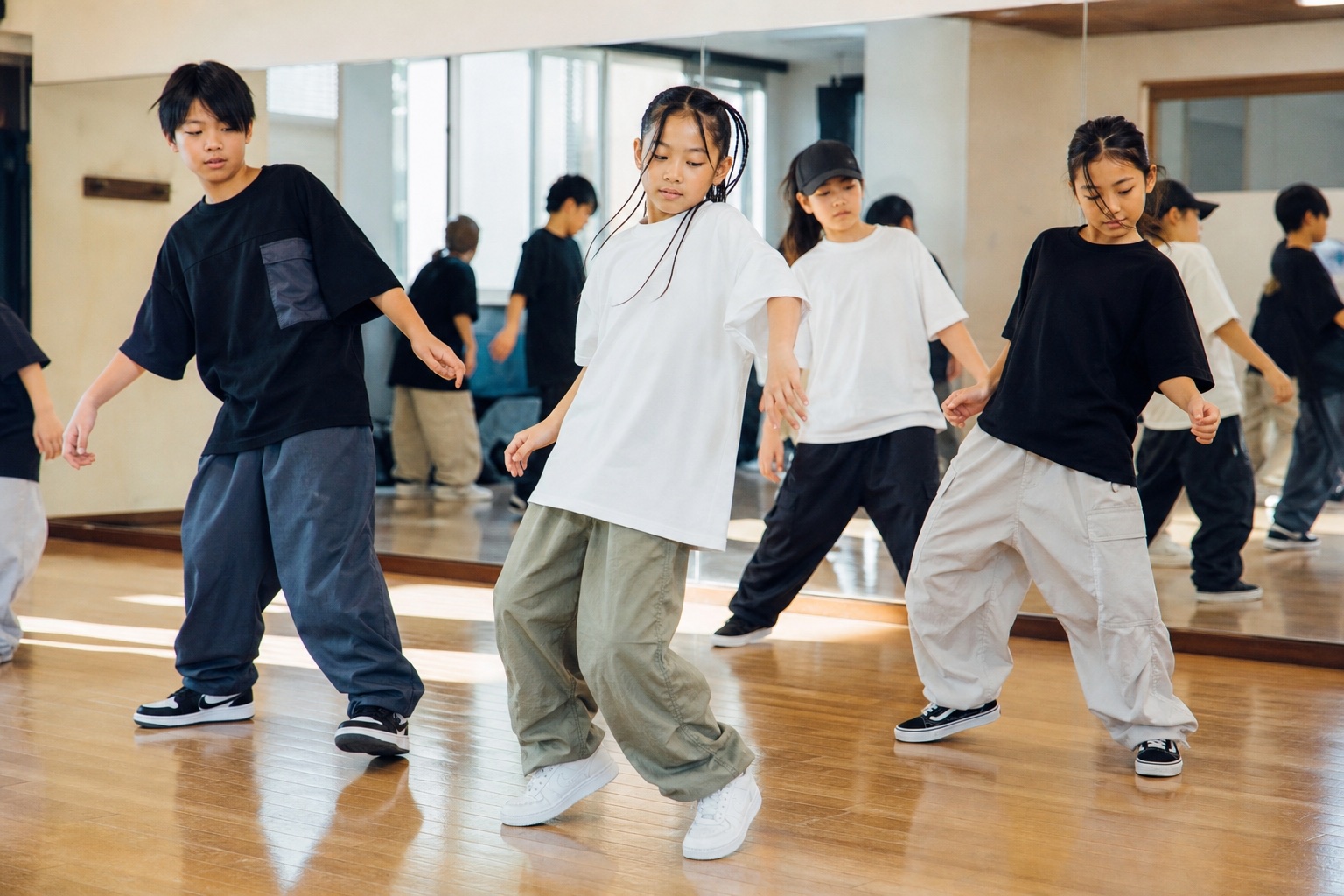 音楽を聴きながら自然に身体を通す子どものストリートダンス